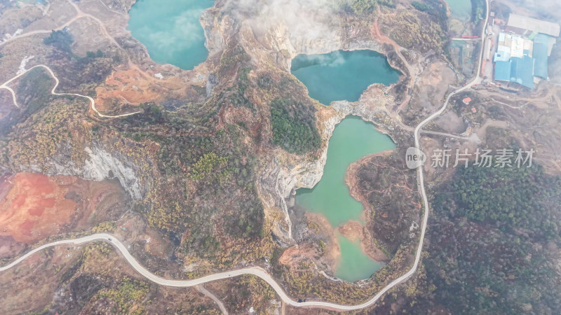 航拍山间多彩湖泊与蜿蜒公路