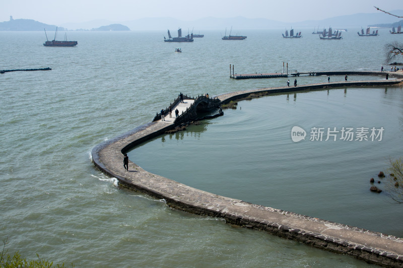 无锡太湖鼋头渚景区湖面上的石桥湖光山色