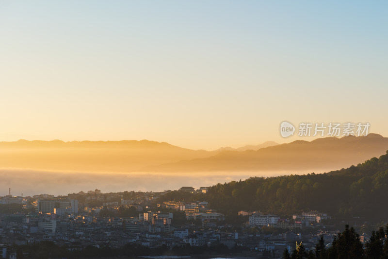 晨曦下依山而建的城市全景