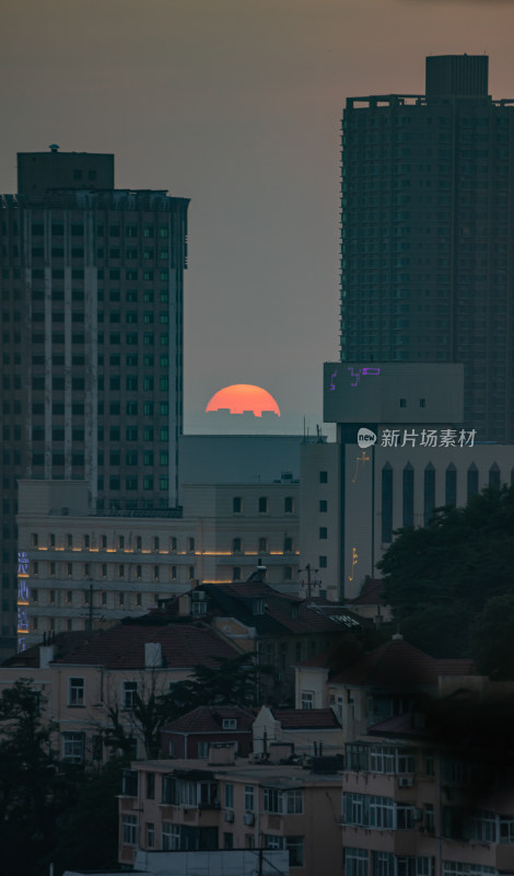 青岛信号山公园红瓦绿树碧海蓝天黄昏日落