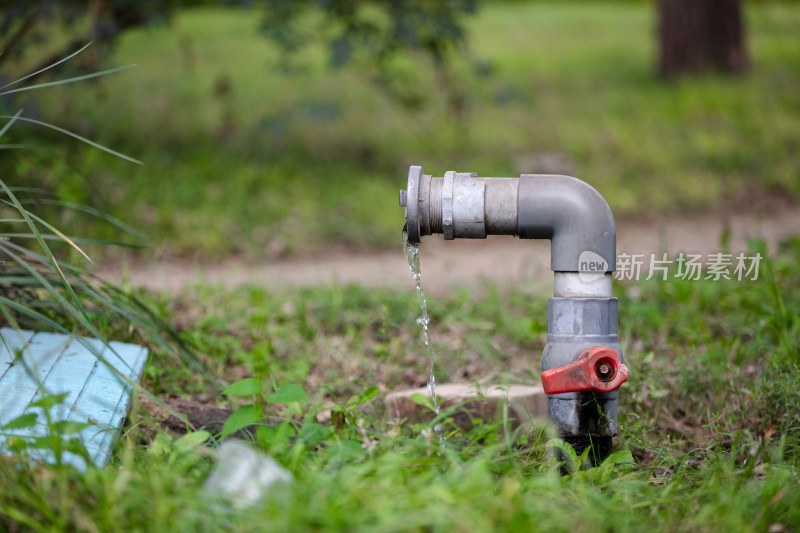 户外灌溉水龙头在滴水