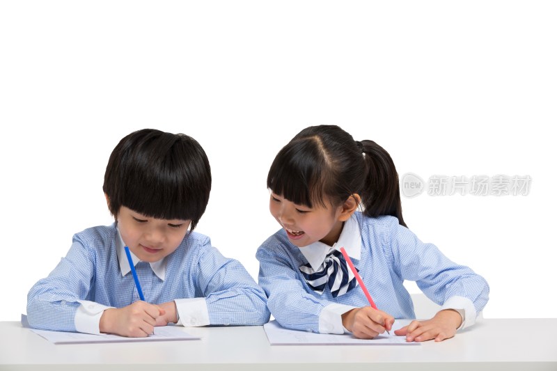 两个小学生在认真学习