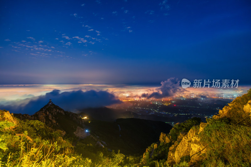 从大黑山俯瞰大连金州云海夜景