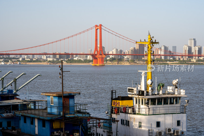 武汉长江里的轮船