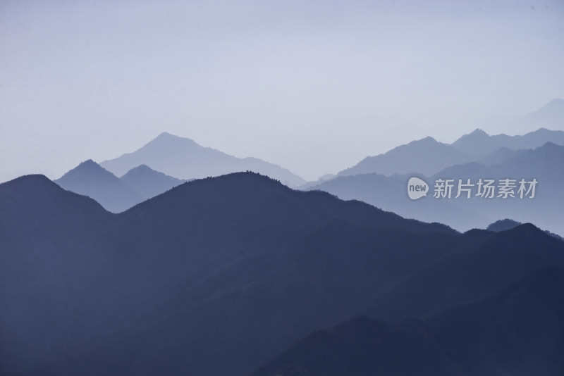 淡蓝色调的朦胧山脉自然风景图