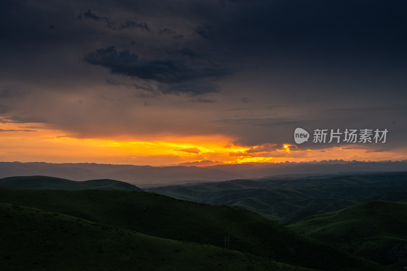 阿坝莲宝叶则山脉远景日落