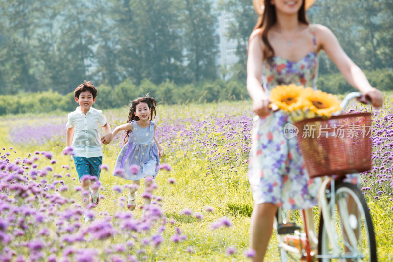 青年女人带着孩子们骑车郊游