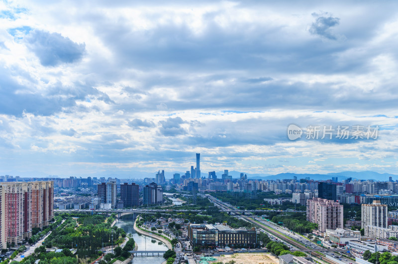 中国北京夏季国贸CBD城市天际线大气流云