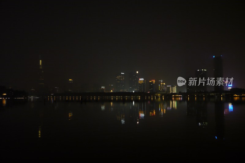 南京玄武湖畔夜景