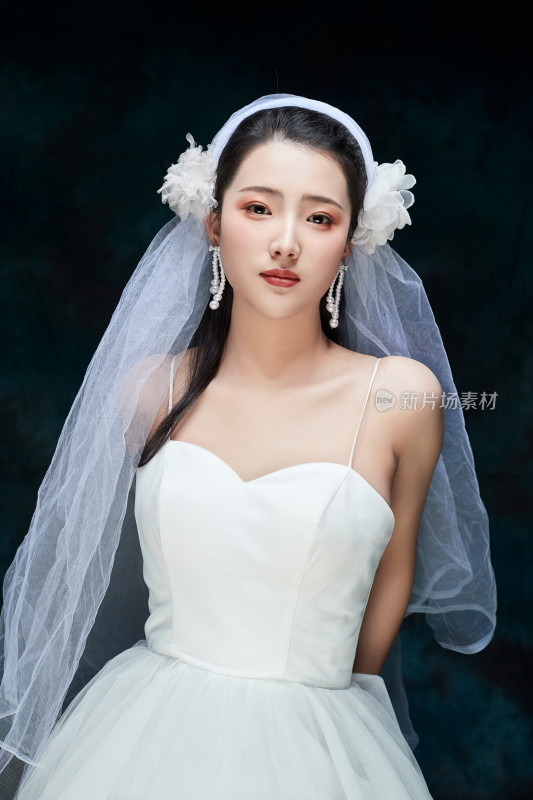 黑色背景下的女性复古婚纱妆面