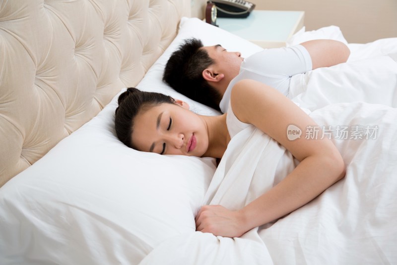 夫妻躺在床上休息
