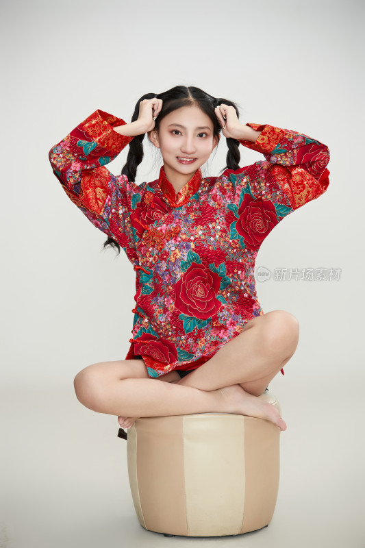 白色背景下身穿中国传统服饰的少女