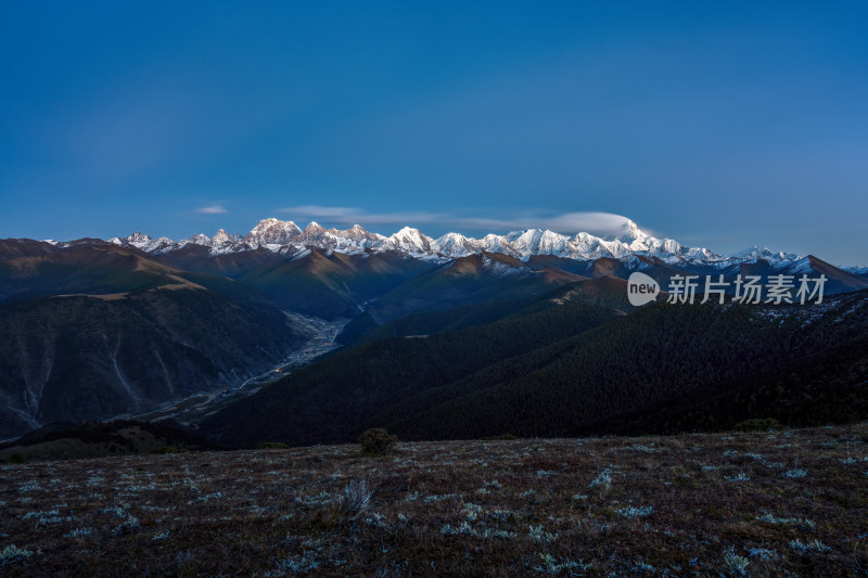 四川甘孜州木雅神山贡嘎神山雪山日照金山