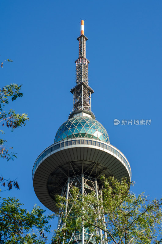 仰拍青岛电视观光塔