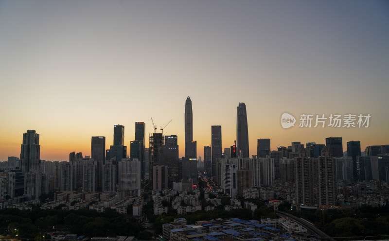 城市夜景鸟瞰，高楼林立灯火辉煌的景象