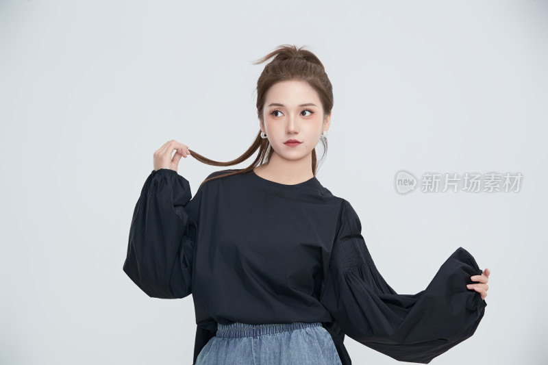 在摄影棚拍摄的青年时尚女性