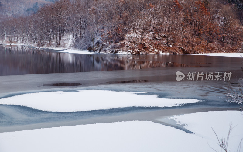 黄昏时雪后大连西山水库