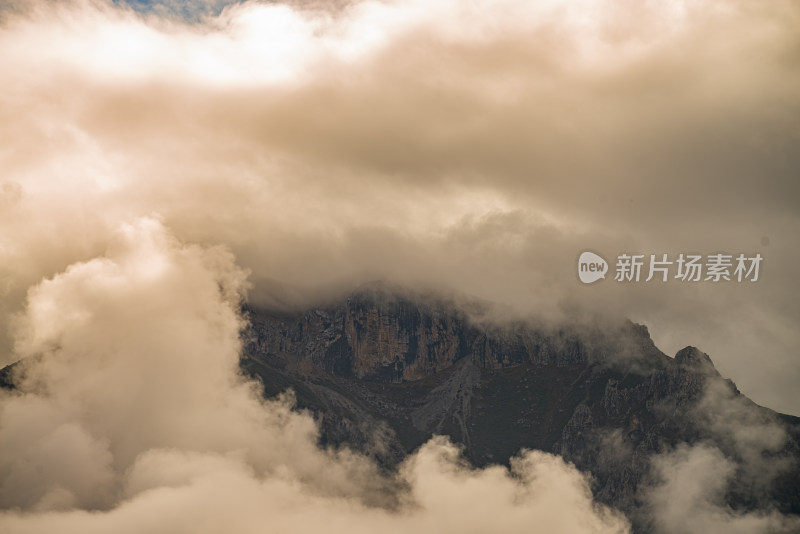 云雾中的森林山峰虎头山