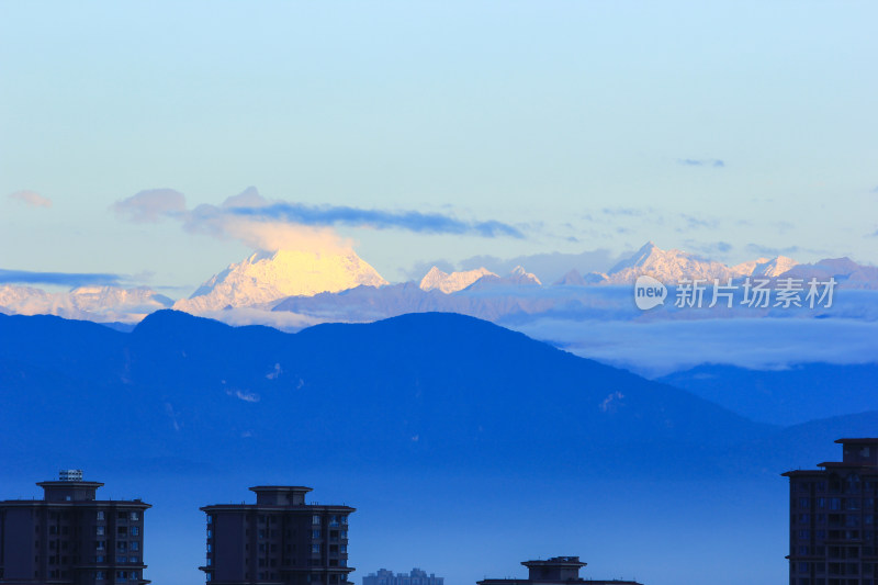 在成都遥望雪山实拍高清图片