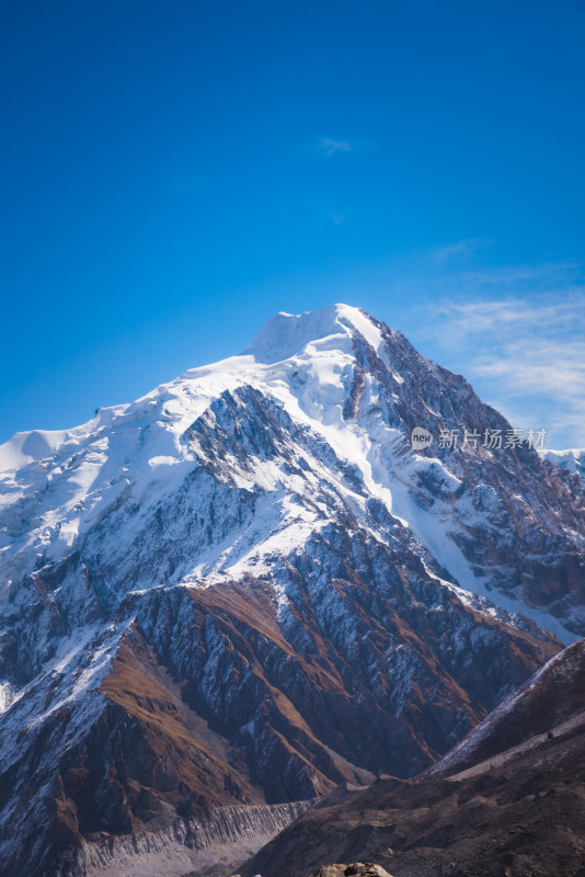 新疆天山山脉宏伟雪山风景