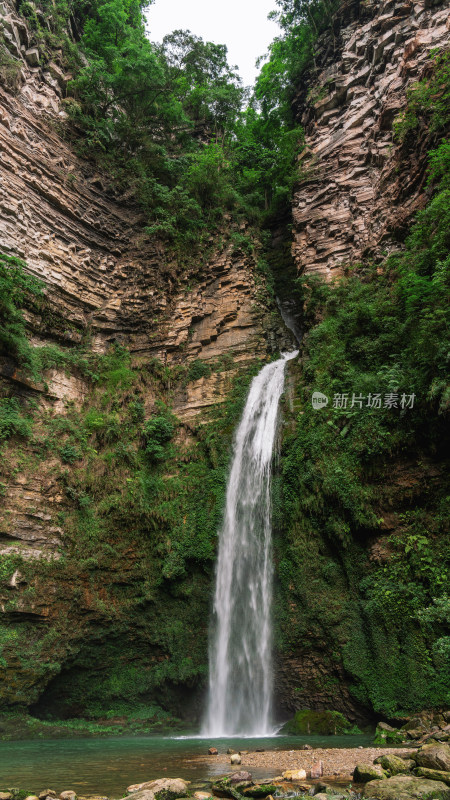 梯子岩瀑布夏日清凉山谷溪流绿意盎然