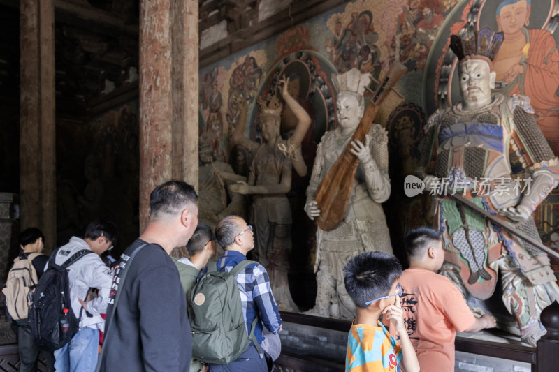 山西大同辽金善化寺大雄宝殿内各地游客参观