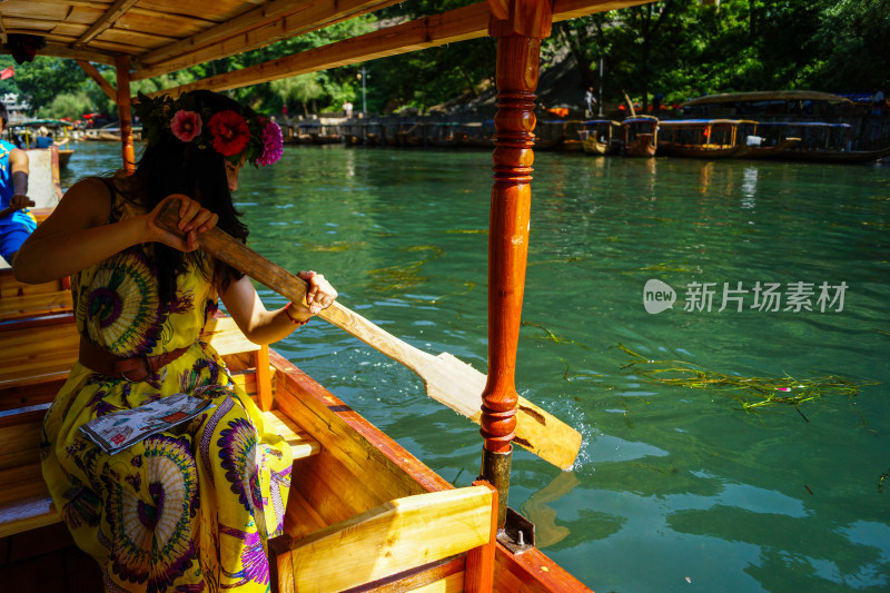 美女在湖南湘西凤凰古城游玩