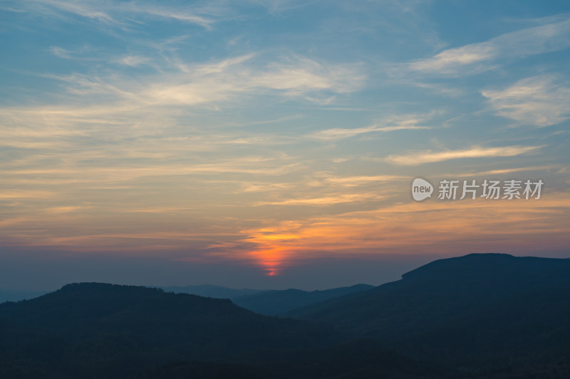 日落时的壮观天空景色