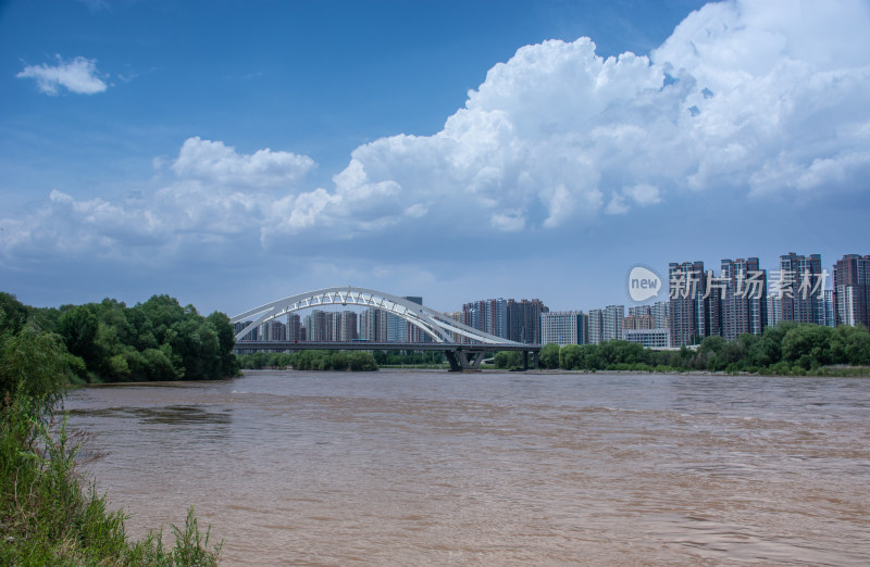 中国甘肃兰州深安黄河大桥黄河城市湿地风光