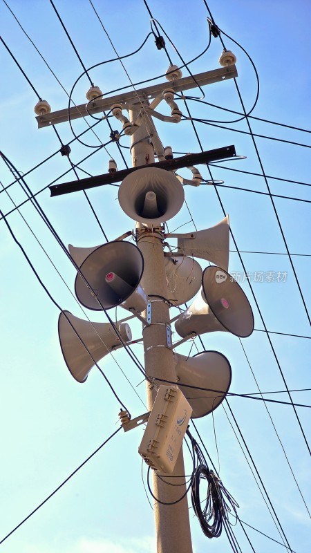 农村村头电线杆上众多的广播喇叭