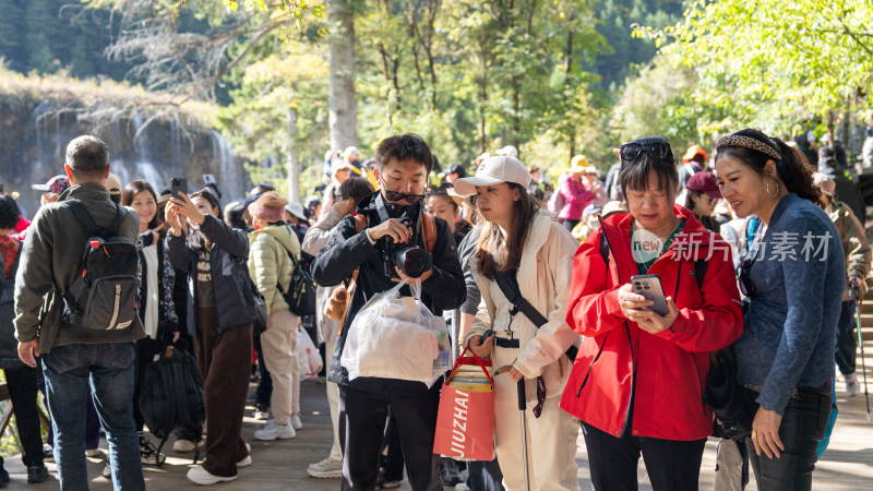 四川九寨沟景区游玩拍照的游客