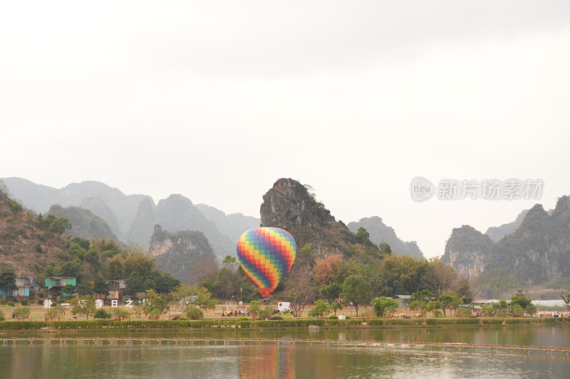 山水间的小火车与多彩热气球景象