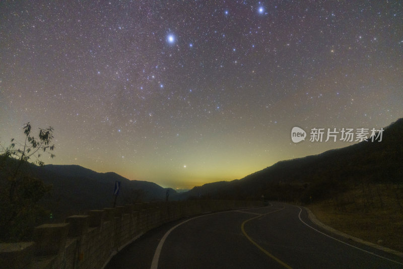 山间公路夜空繁星璀璨的美丽景象