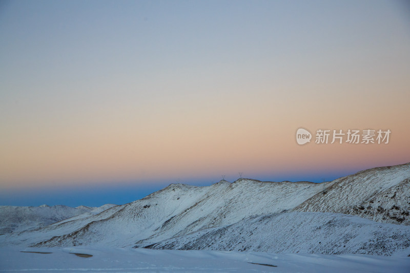 中国西藏冬季雪景米拉山口雪山蓝天