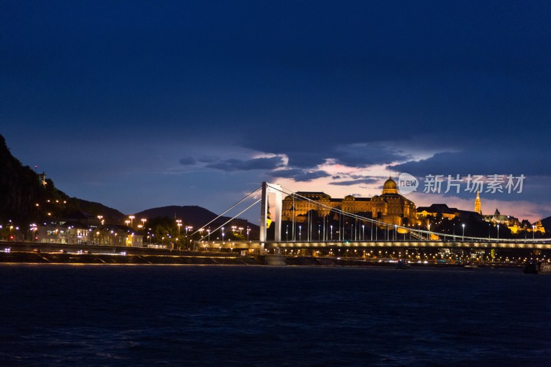 布达佩斯伊丽莎白大桥和多瑙河夜景