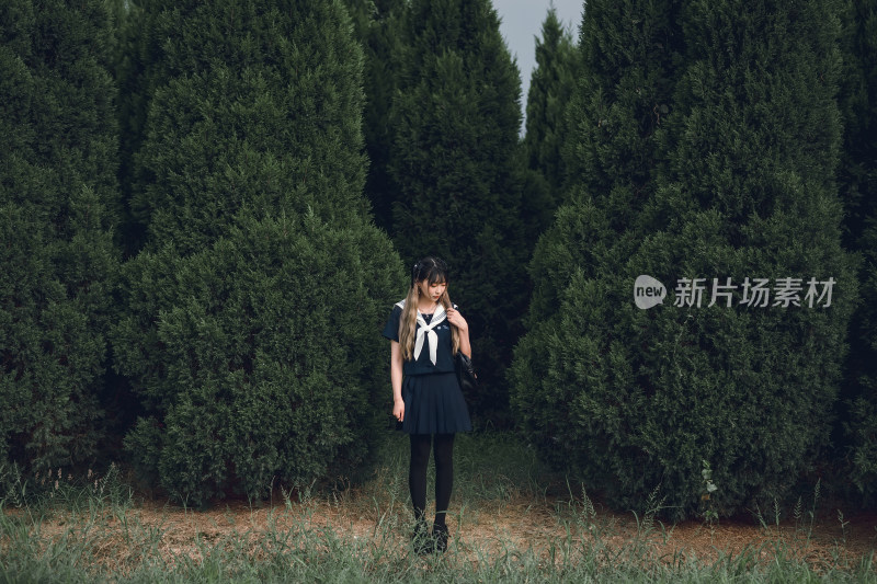 在户外穿着深蓝色JK制服的少女