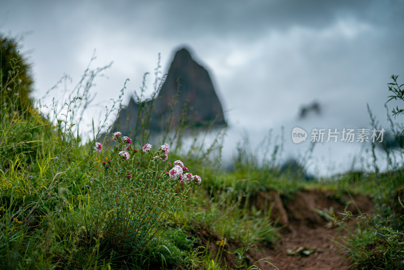 蓝天白云山峰