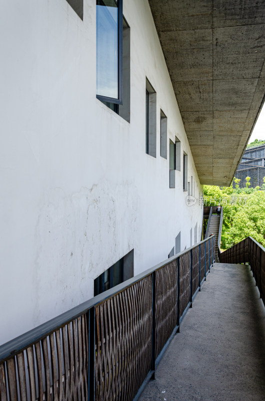 带绿植墙的特色建筑外景