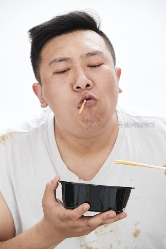 大吃特吃各种食物的肥胖亚洲男子