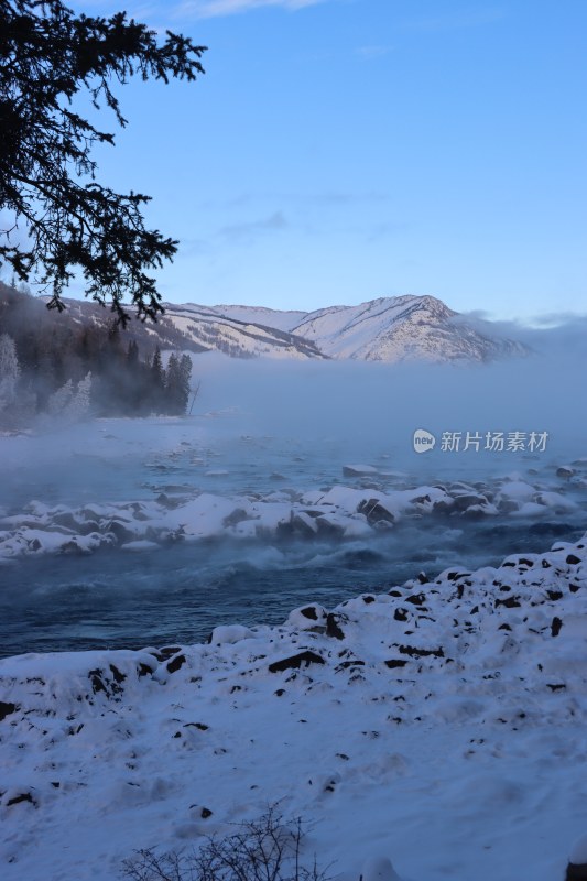 新疆喀纳斯湖/冬季暮色/水面雾气缭绕