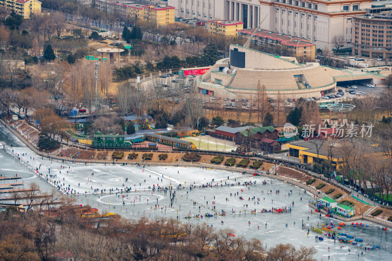 北京市民在玉渊潭八一湖冰场体验冰雪运动