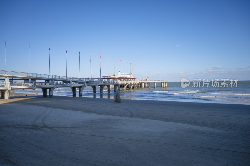 烟台城市开发区天马栈桥广场海边建筑风光