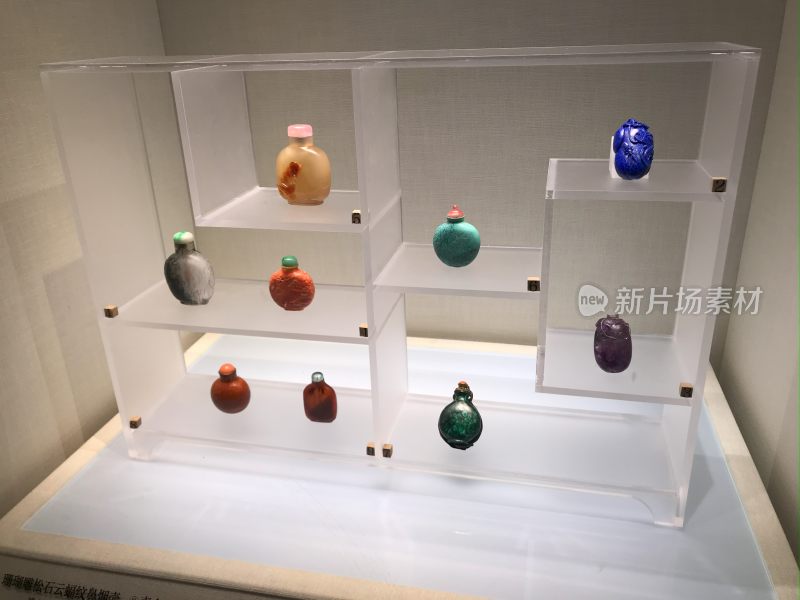 故宫文物多组珊瑚雕松石云蝠纹鼻烟壶展品