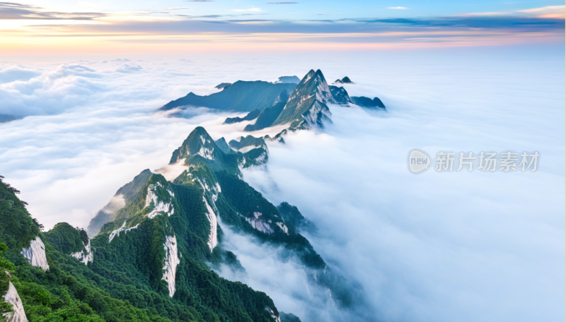 云雾缭绕的壮丽华山山景