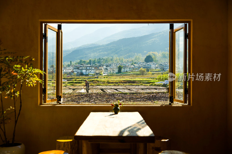 窗户外的农田风景