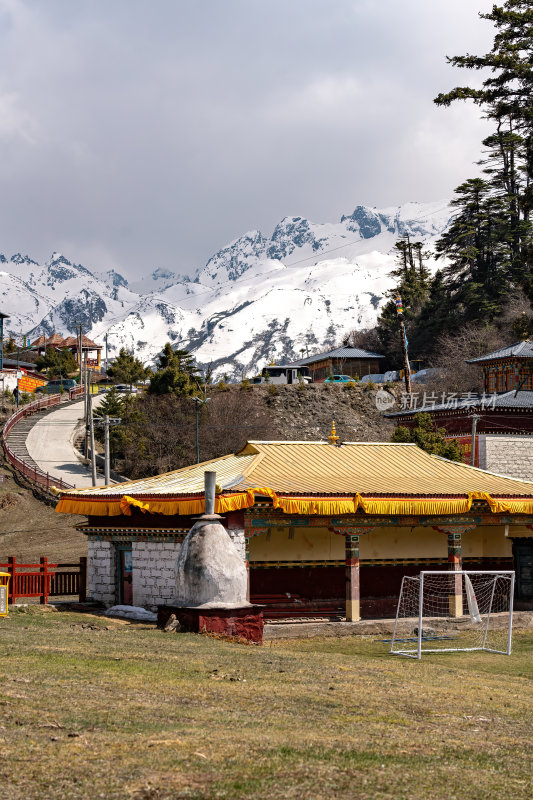 西藏山南雪山公路高原上的蜿蜒之路