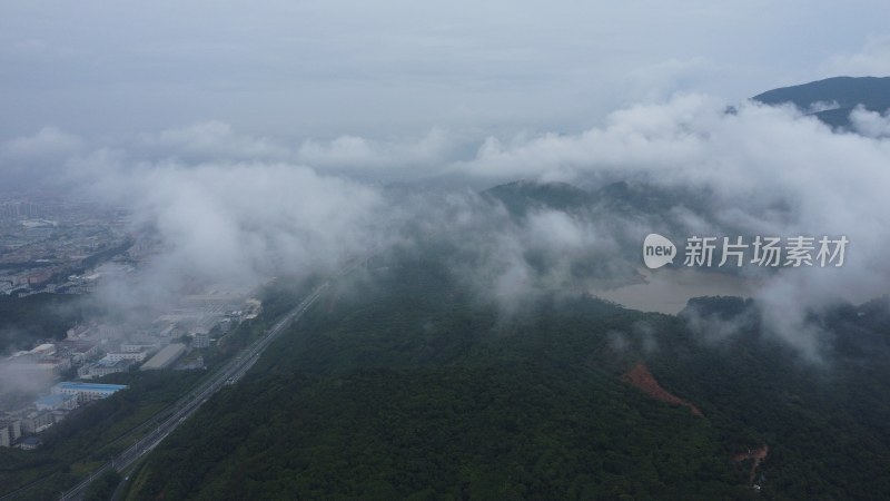 广东东莞：雨后银瓶山上空出现云海