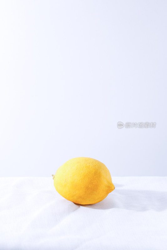 白色背景上一个黄色的新鲜水果柠檬