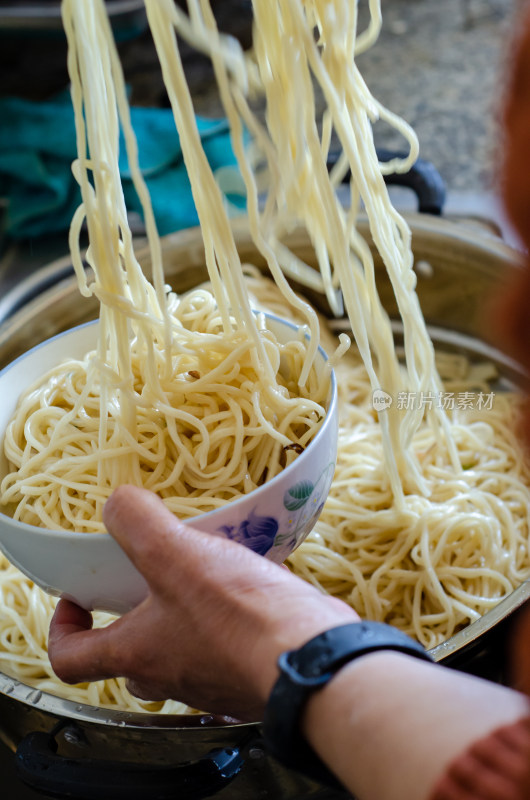 往碗中抓取饸饹