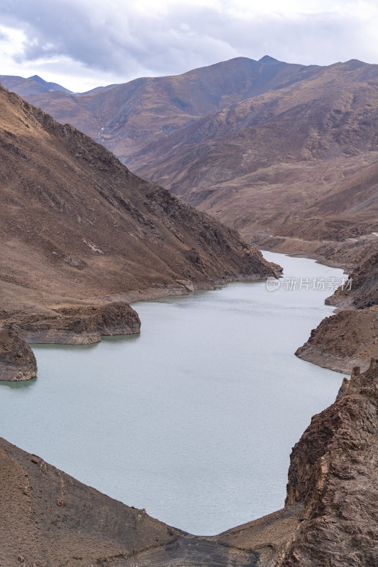 西藏日喀则满拉水库高原湖泊藏地山水画卷